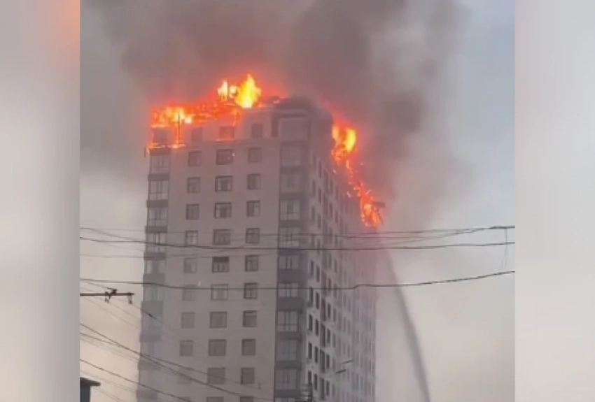 В Оше загорелся многоэтажный дом