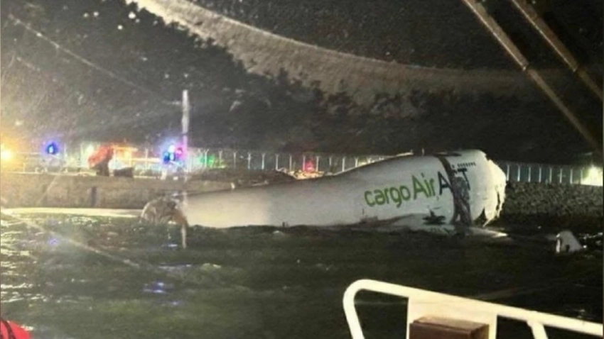 В Гонконге грузовой Boeing выкатился с посадочной полосы в море, есть погибшие