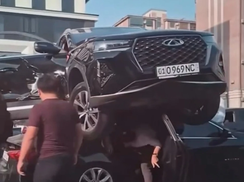 В Ташкенте женщина «припарковалась» прямо на крыше другого авто