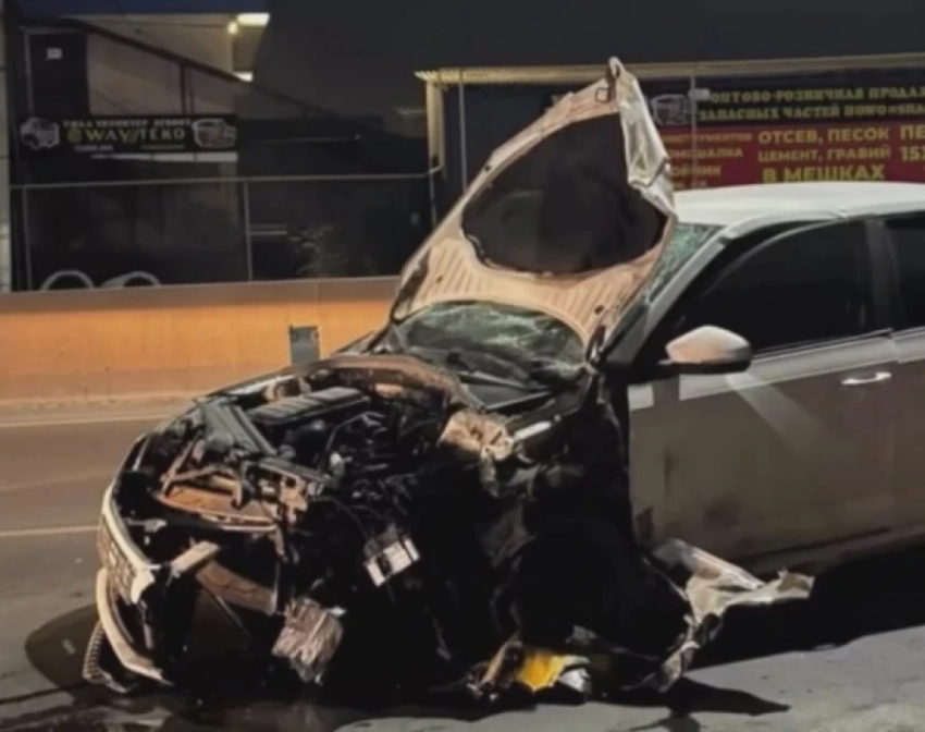 В Бишкеке в результате ДТП у одной из машин оторвало двигатель