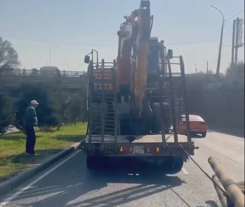 На улице 7 Апреля грузовик снова снес ограничитель высоты