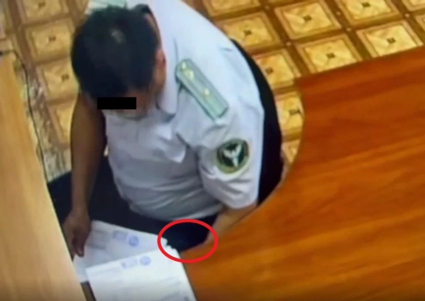 Задержаны пятеро сотрудников "СЭЗ Бишкек" при таможенной службе. Комментарий ГКНБ