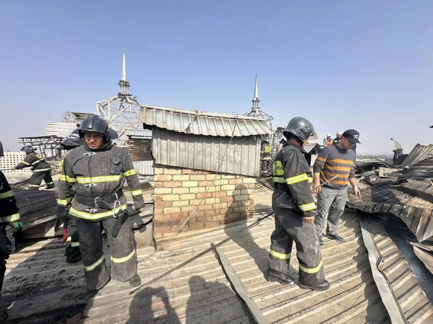 МЧС создало комиссию для расследования пожара в многоэтажном доме в Ошe