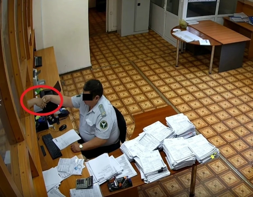 ГКНБ задержал пятерых инспекторов таможни «СЭЗ Бишкек» за взятки