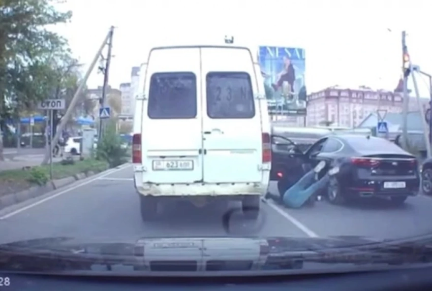 Участников драки на дороге в Бишкеке оштрафовали и отправили в спецприемник