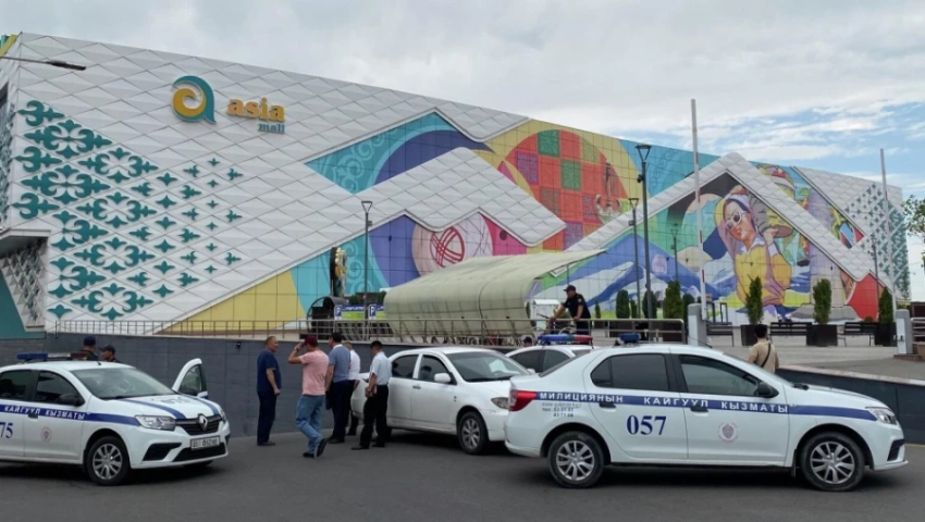 Машина насмерть сбила трехлетнюю девочку на парковке ТЦ «Азия Молл»