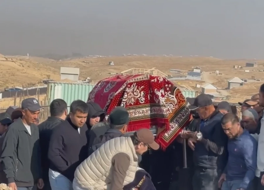 В Оше прошли похороны женщины и пятерых ее детей, погибших в пожаре