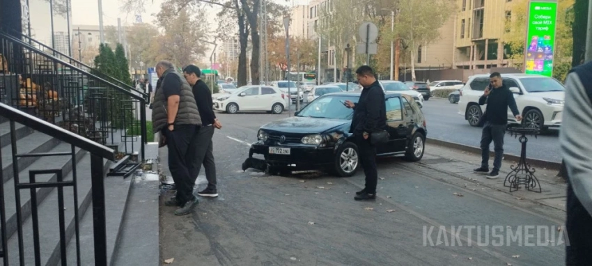 В центре Бишкека автомобиль вылетел на тротуар. Видео и фото