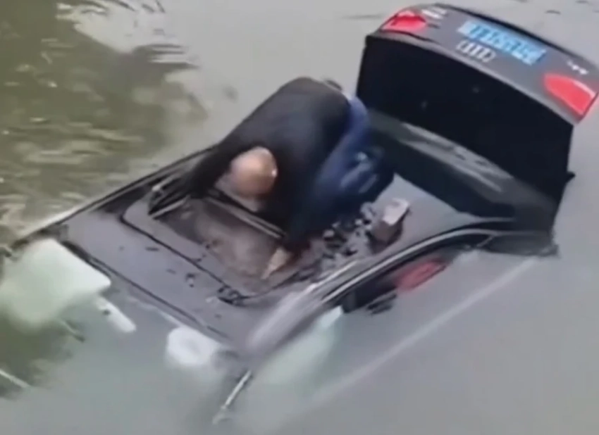 Невероятные кадры спасения: прохожий вытащил человека из тонущей машины