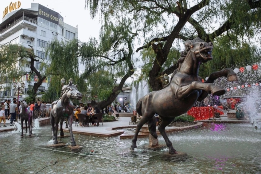 Фонтаны в Бишкеке: мэрия открыла «Солнечные рыбки», пока лошадки у ЦУМа «ускакали» в неизвестном направлении