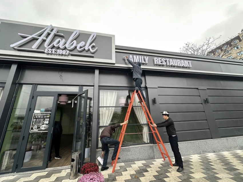 Бизнес в Оше массово меняет вывески. Мэр поручил сделать это в срочном порядке