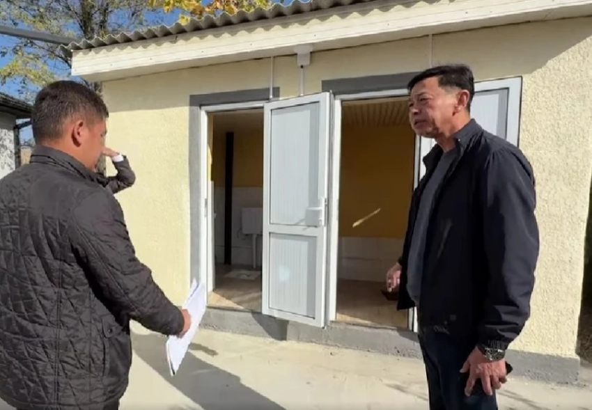 «Снести и переделать!» Медербек Сатыев возмутился условиями в туалете суда Кара-Кульджи