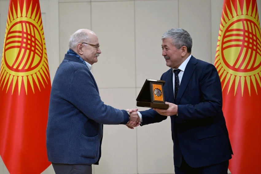 Глава кабмина вручил российскому режиссеру Никите Михалкову орден "Достук"