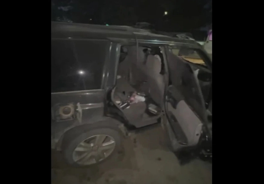 В 12-м микрорайоне машина влетела в дерево, есть жертвы