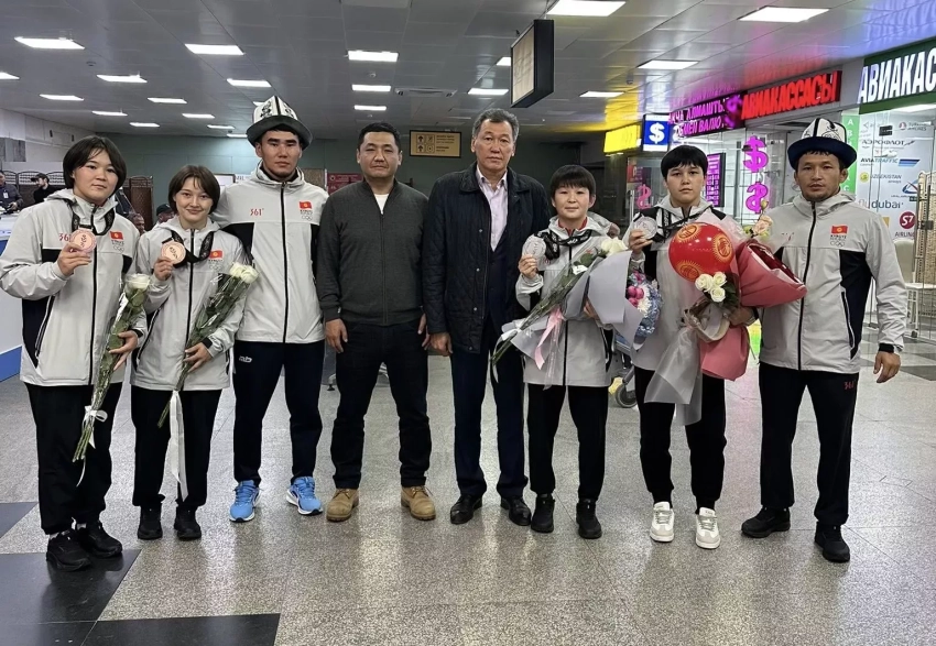Юные борцы Кыргызстана вернулись с III Азиатских юношеских игр