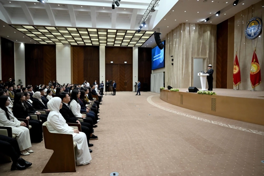 "Вы наш самый ценный капитал". Садыр Жапаров вручил президентские стипендии