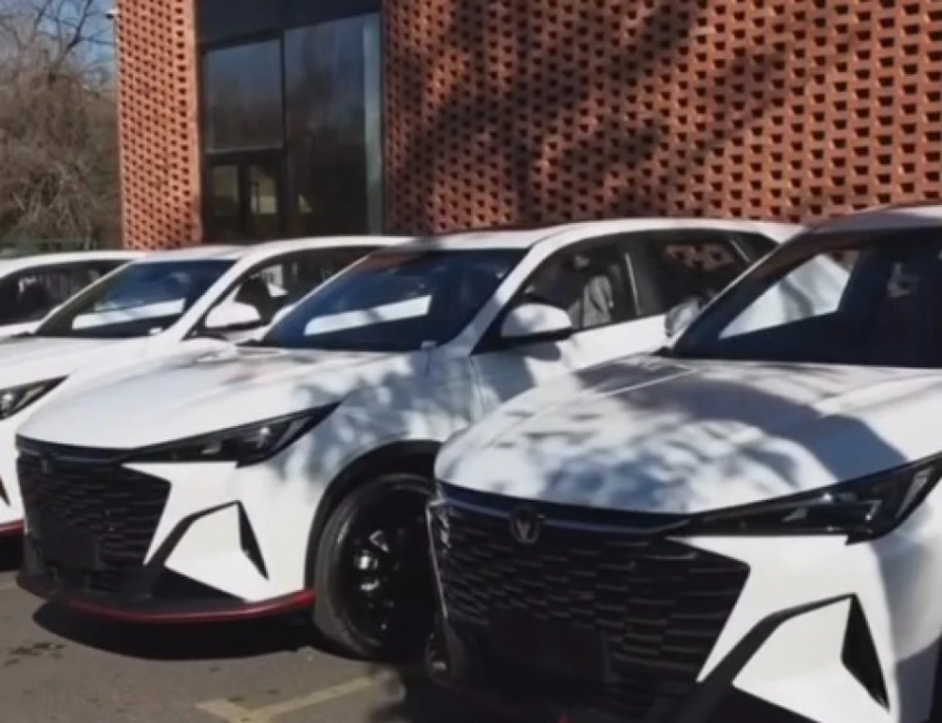 Кыргызстанским призерам чемпионата мира по борьбе подарили машины