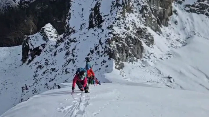 Лавина накрыла группу из 15 альпинистов в Непале, 7 человек погибли
