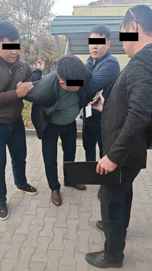 "Требовал 350 тысяч сомов". Адвоката задержали по подозрению в вымогательстве