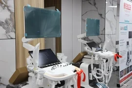 Ташиев передал медоборудование на 35 млн сомов Наццентру охраны материнства и детства