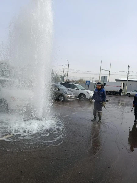 На ул. Осмонкула прорвало пожарный гидрант