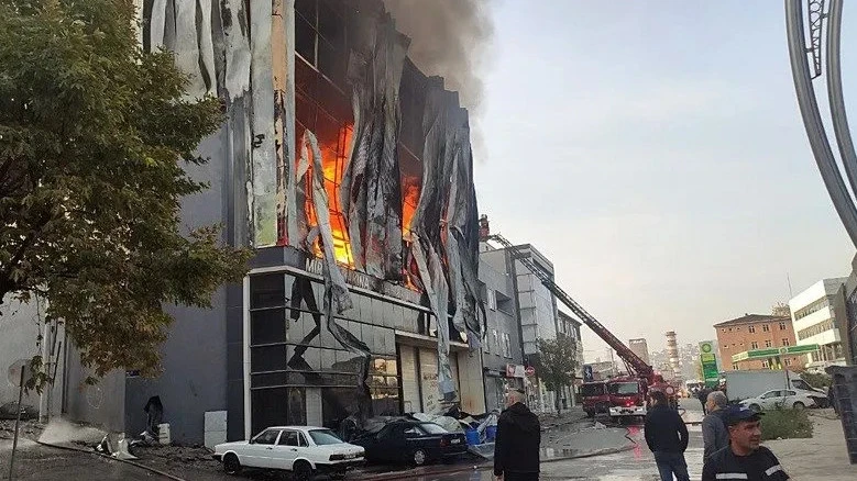 В Турции произошел пожар на парфюмерной фабрике, погибли 7 человек