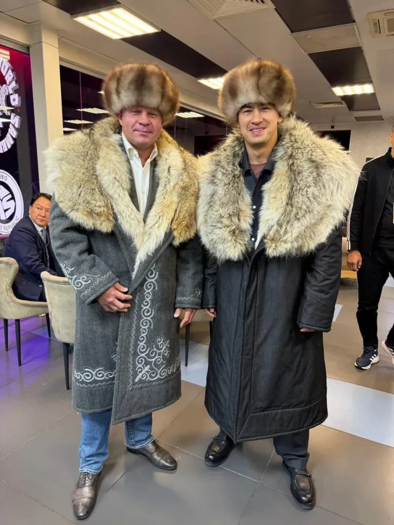 Дмитрий Бивол и Федор Емельяненко примерили национальные костюмы Кыргызстана