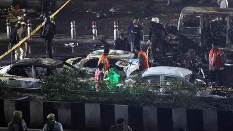 В туристическом районе Нью-Дели взорвался автомобиль, есть погибшие