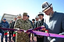 Ташиев в Ошской области вручил ключи от квартир пограничникам