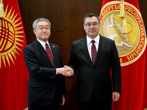 Садыр Жапаров принял Посла Японии в Кыргызстане Года Хидэки по случаю завершения его дипломатической миссии