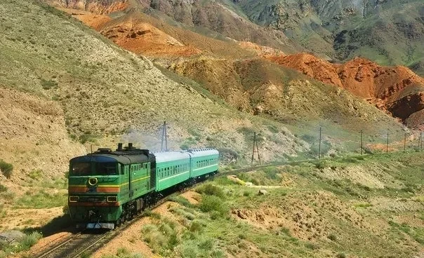 В Балыкчы локомотив сошел с путей и выехал на автодорогу