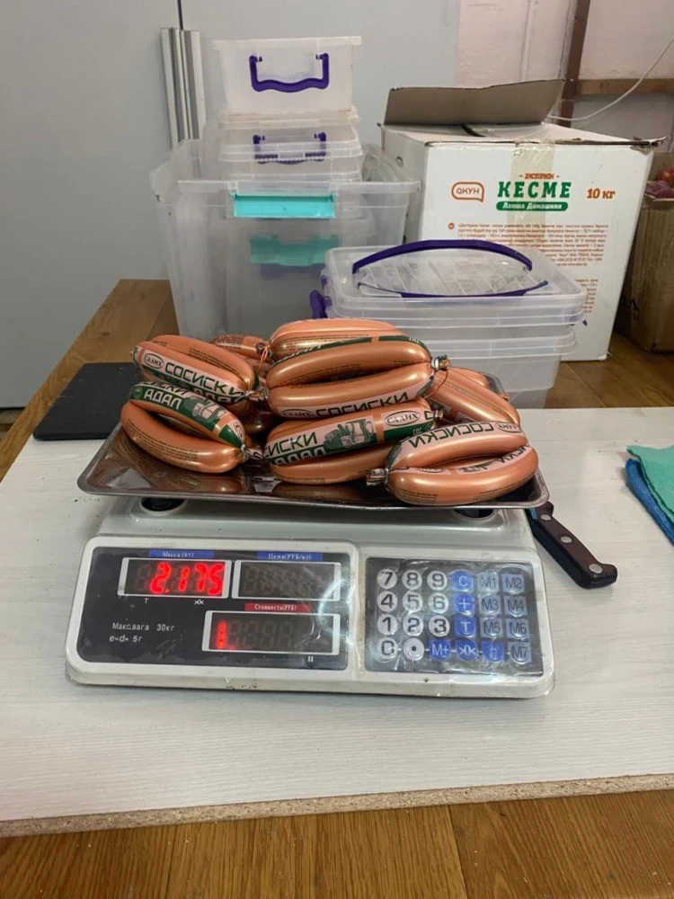 Замглавы медучреждения оштрафовали за просроченные сосиски и яд на полках с продуктами