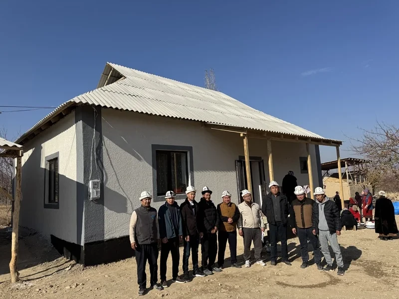 В Баткене при поддержке жителей построили дом для нуждающейся семьи