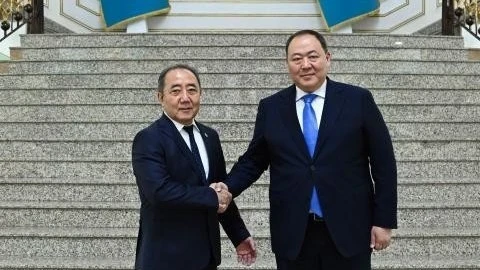 Новый посол Кыргызстана Базарбаев вручил копии верительных грамот в МИД Казахстана