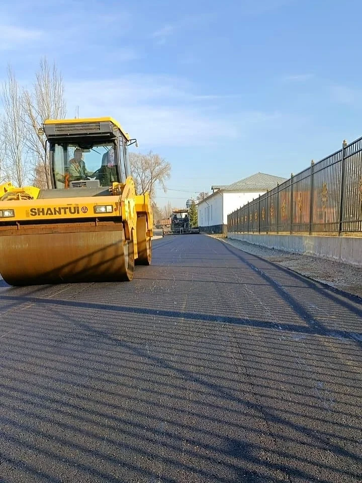 В селе Кошой заасфальтировали территорию вокруг школы