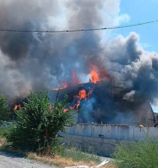 Крупный пожар в Токмоке ликвидировали, пострадавших нет