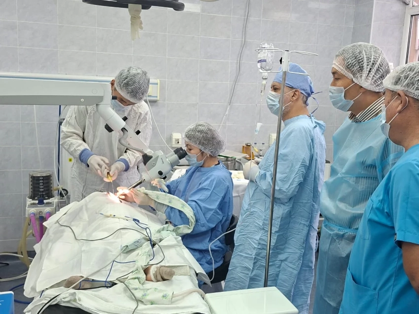 В Бишкек прибыла группа хирургов из Катара для проведения операций детям с нарушениями слуха