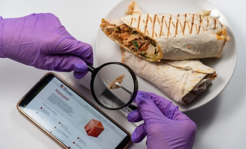 В Бишкеке 63 ученика отравились шаурмой в школьной столовой