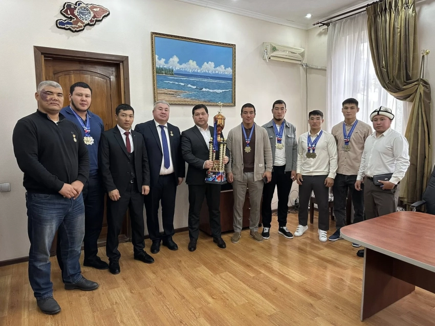 Глава Госагентства спорта поздравил чемпионов по кыргыз курошу