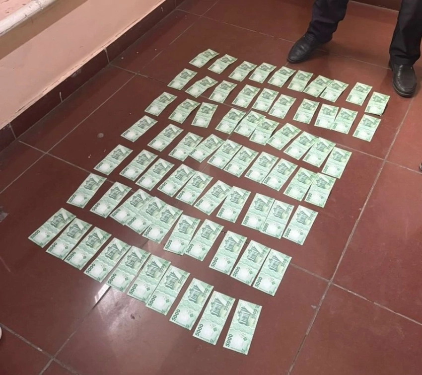 В Оше задержан адвокат при получении взятки