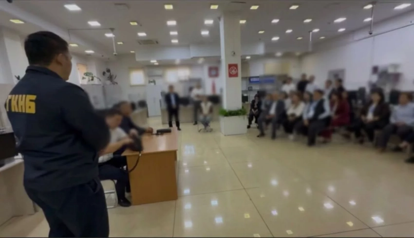 За незаконный сбор денег задержаны работник Первомайского ЦОН и двое посредников