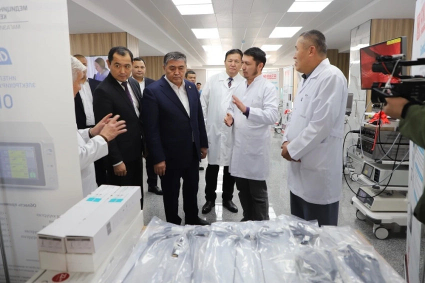 Камчыбек Ташиев вручил НЦОМиД оборудование на 35 млн сомов