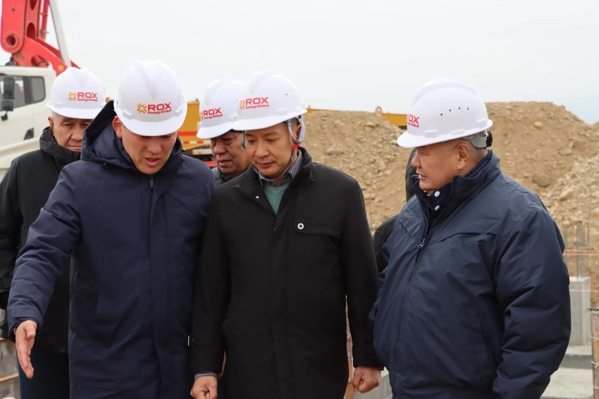 Министр энергетики проверил ход строительства солнечной электростанции в Иссык-Кульской области