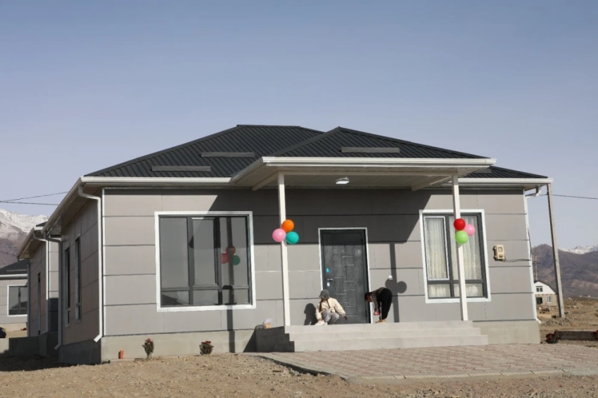 Шесть переселенных от железной дороги семей в Балыкчы получили ключи от новых домов