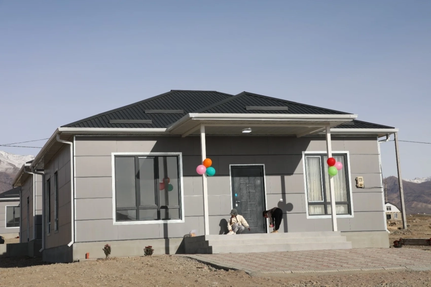 Камчыбек Ташиев вручил ключи от новых домов шести семьям в Балыкчы