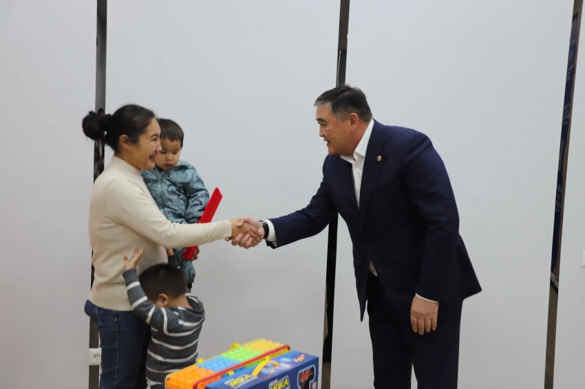 Камчыбек Ташиев вручил ключи от квартиры матери-одиночке