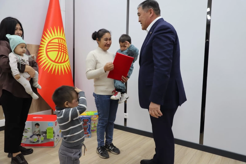 Ташиев вручил квартиру матери-одиночке