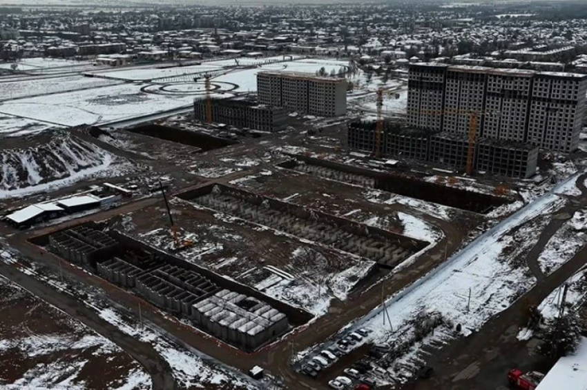 Каныбек Туманбаев проверил строительство многоэтажек в Токмаке