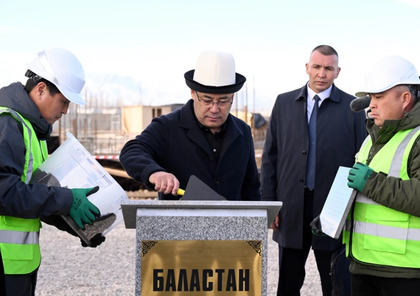 Садыр Жапаров дал старт строительству детского развлекательного центра в Таласе