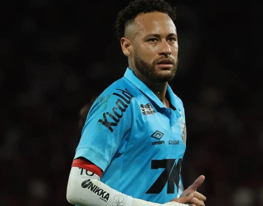 Неймар резко ответил журналисту после скандала с заменой в "Сантосе"